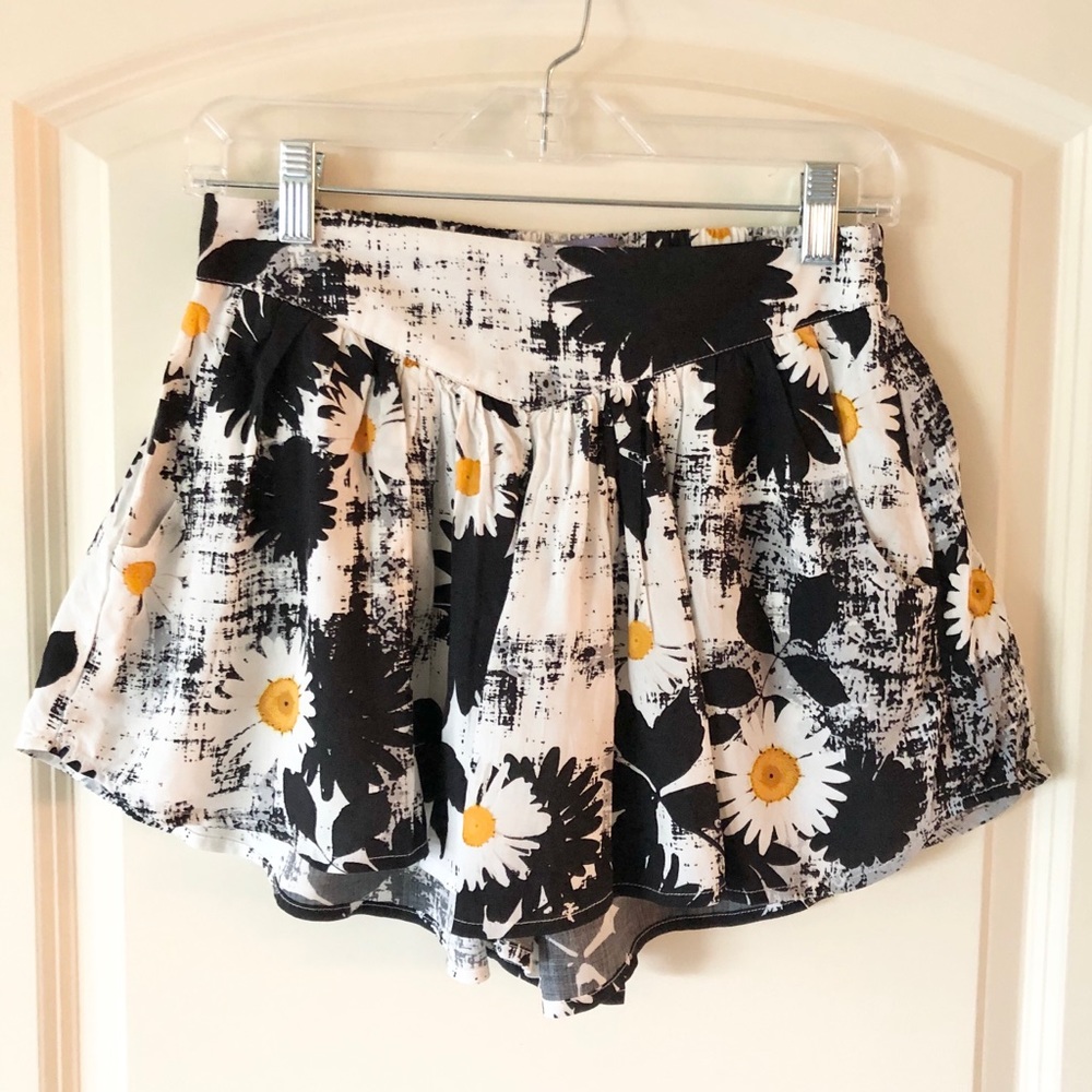 Boom Boom Jeans Daisy Floral Flutter Skort Shorts Medium Fall Sunflower Colors